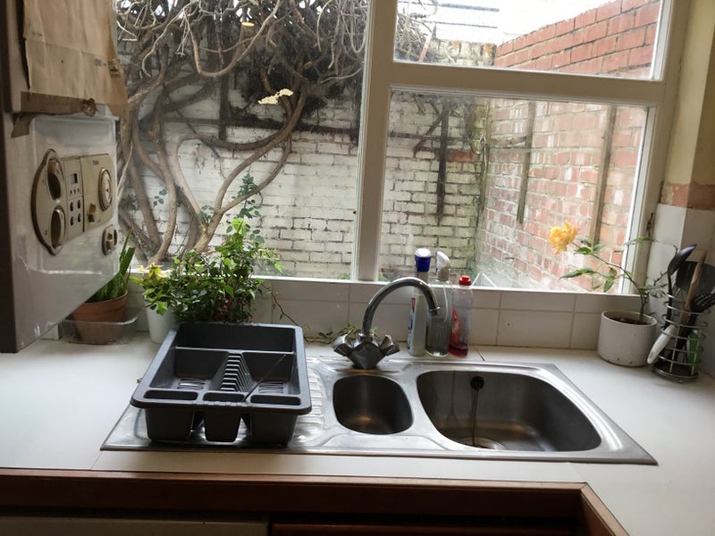 Professional  female   looking  for  a  housemate - student accommodation in Clapham Junction - img_3