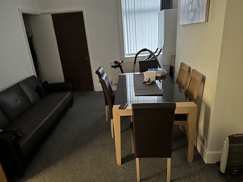 Professional one room to rent available - student accommodation in Gorton - img_3