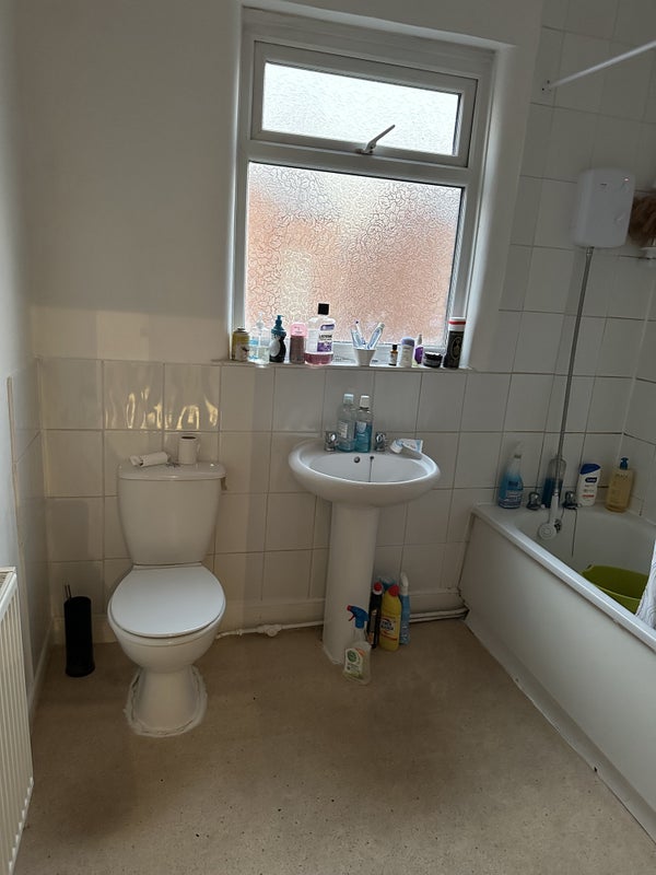 Professional one room to rent available - student accommodation in Gorton - img_4