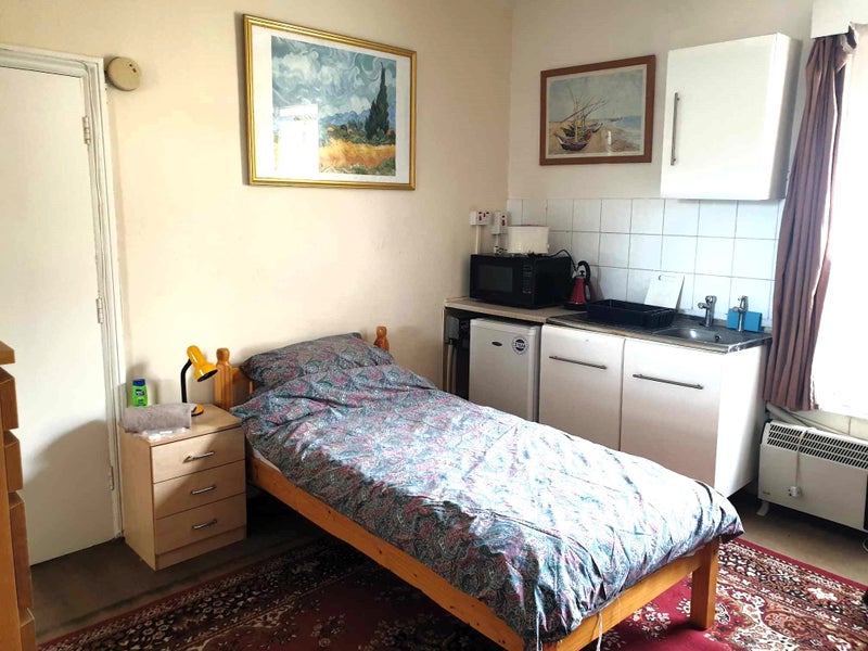 Quiet bedsit in shared property - £866 pcm - student accommodation in Herne Hill - img_4