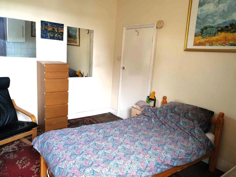 Quiet bedsit in shared property - £866 pcm - student accommodation in Herne Hill - img_3