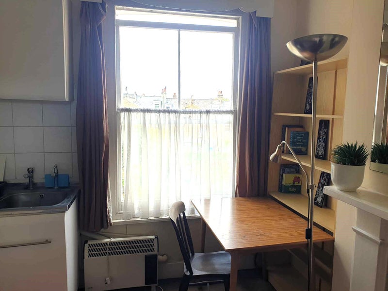 Quiet bedsit in shared property - £866 pcm - student accommodation in Herne Hill - img_5