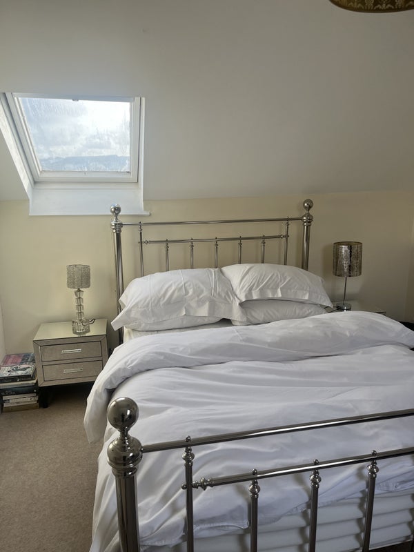 Double en suite bedroom student accommodation in Cheltenham - img_1