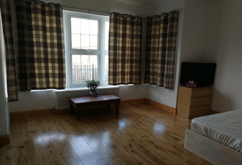 One kingsize bedroom with own kitchen and bathroom student accommodation in Romford - img_1