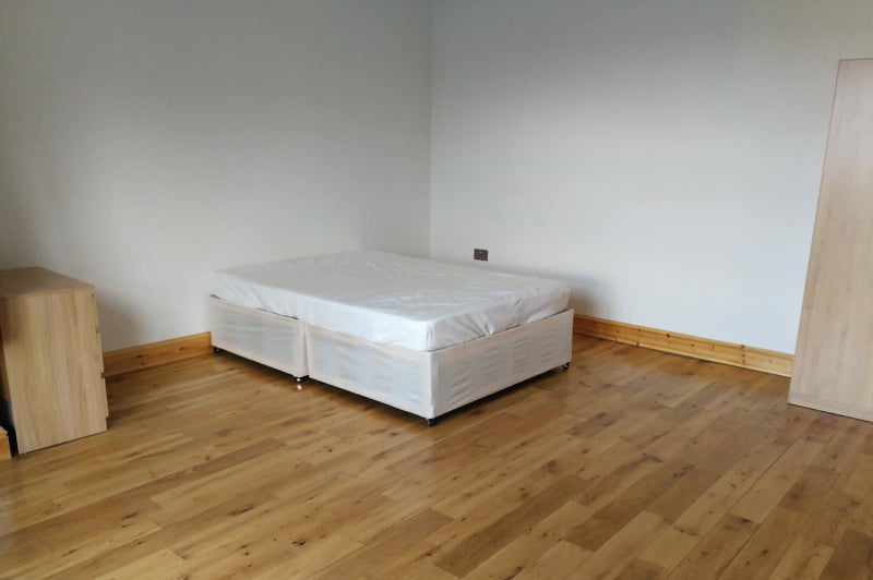 One kingsize bedroom with own kitchen and bathroom student accommodation in Romford - img_2