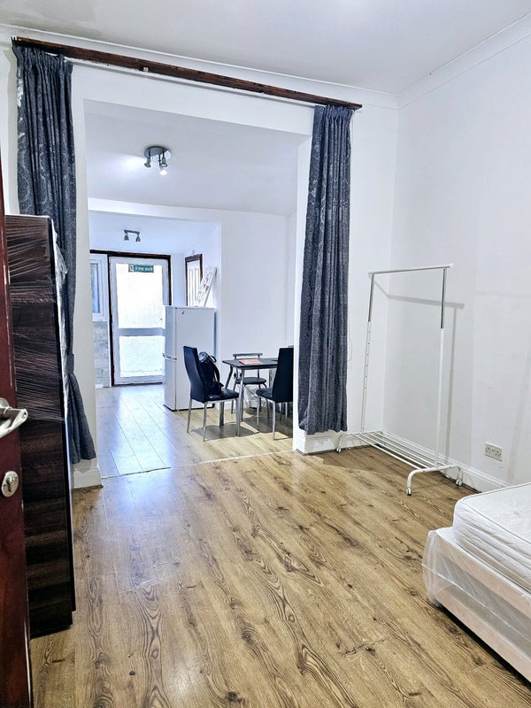 House in Barking - student accommodation in Barking - img_2