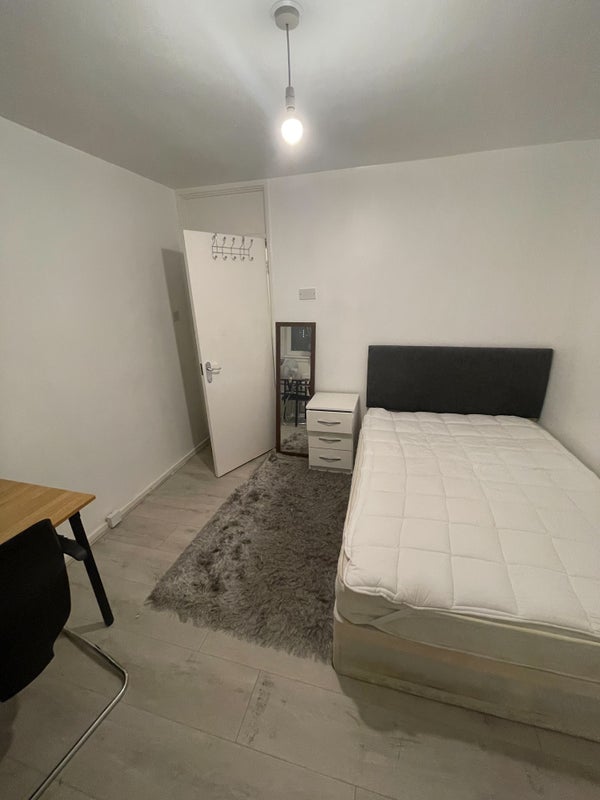 Refurbished Double bedroom, all bills included! - student accommodation in Stratford - img_5