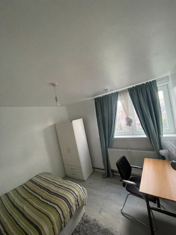 Refurbished Double bedroom, all bills included! - student accommodation in Stratford - img_1