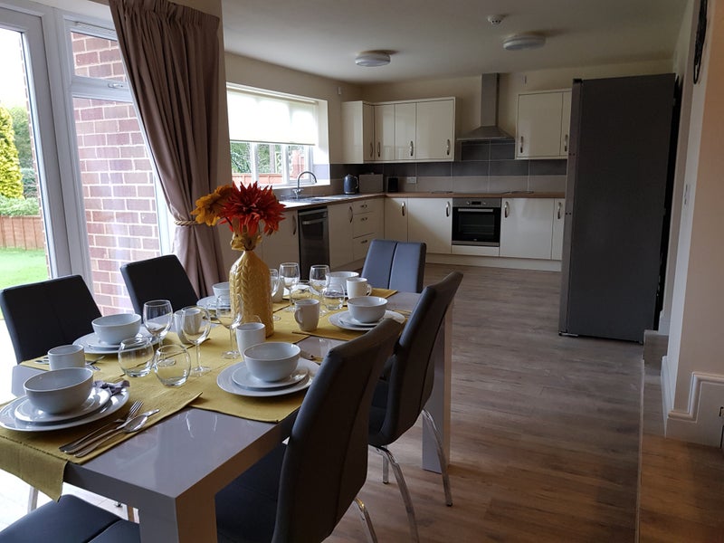 accommodation/room-available-10-mins-away-from-solihull-centre/13082024_71881624.jpg