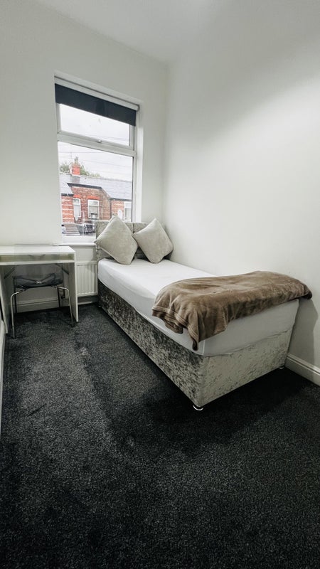 Room for rent  Available from 24th Aug until - student accommodation in Rusholme - img_1