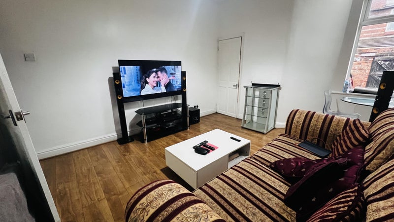 Room for rent  Available from 24th Aug until - student accommodation in Rusholme - img_4