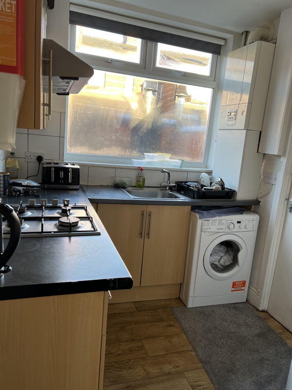 Room for rent  Available from 24th Aug until - student accommodation in Rusholme - img_6