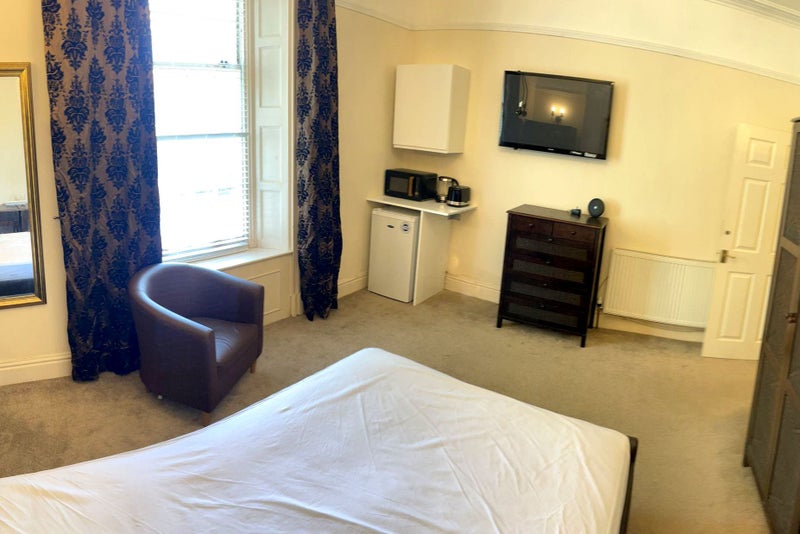 Room in an apartment quick stroll to town - student accommodation in Barnstaple - img_2