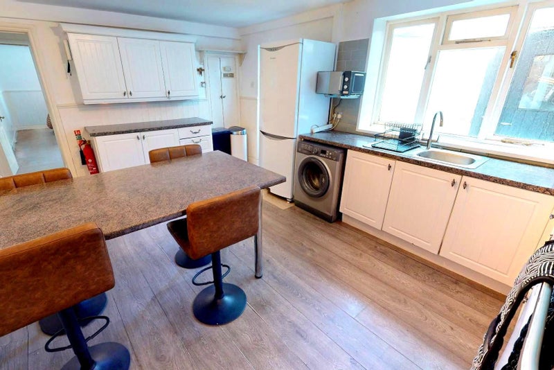 Room in an apartment quick stroll to town - student accommodation in Barnstaple - img_5