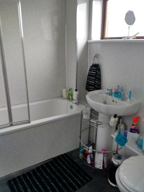 Room to rent in Terraced House c/w Garden - student accommodation in Abronhill - img_1