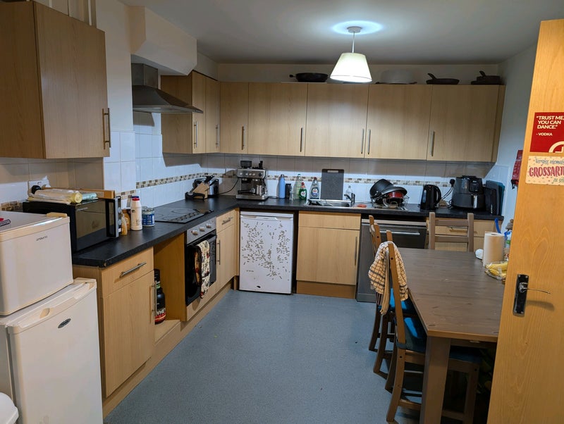 Room with double bed in City Centre - student accommodation in Bristol - img_1