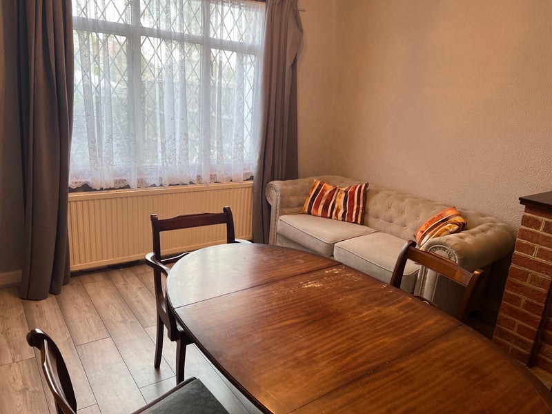 One kingsize bedroom with own kitchen and bathroom student accommodation in Romford - img_2