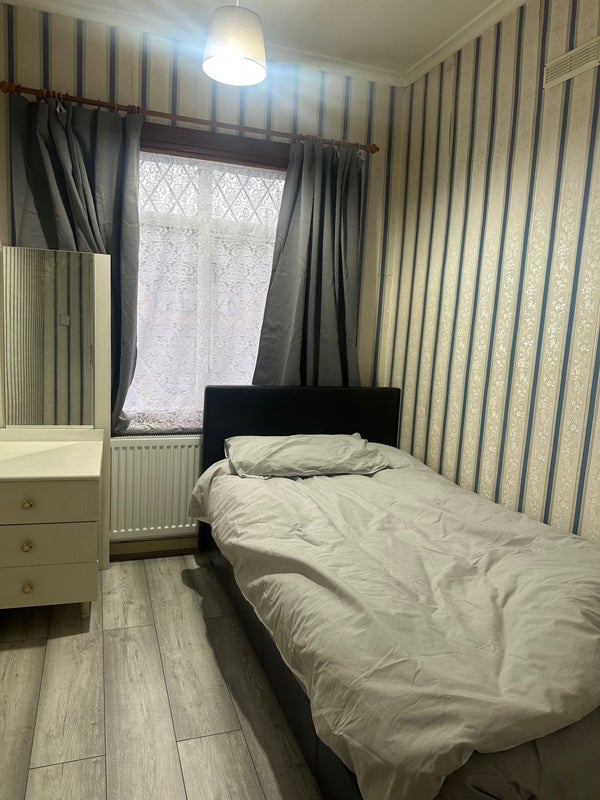 One kingsize bedroom with own kitchen and bathroom student accommodation in Romford - img_3