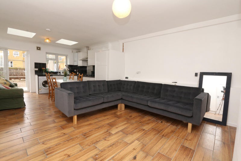 Secure Your Double Spacious Double Room Ldn Fields - student accommodation in London Fields - img_5