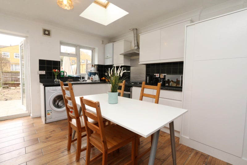 Secure Your Double Spacious Double Room Ldn Fields - student accommodation in London Fields - img_8