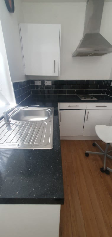 Self contained Studio Apartment for rent - student accommodation in Bradford - img_4