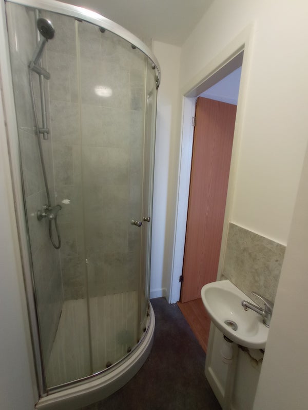 Self contained Studio Apartment for rent - student accommodation in Bradford - img_9