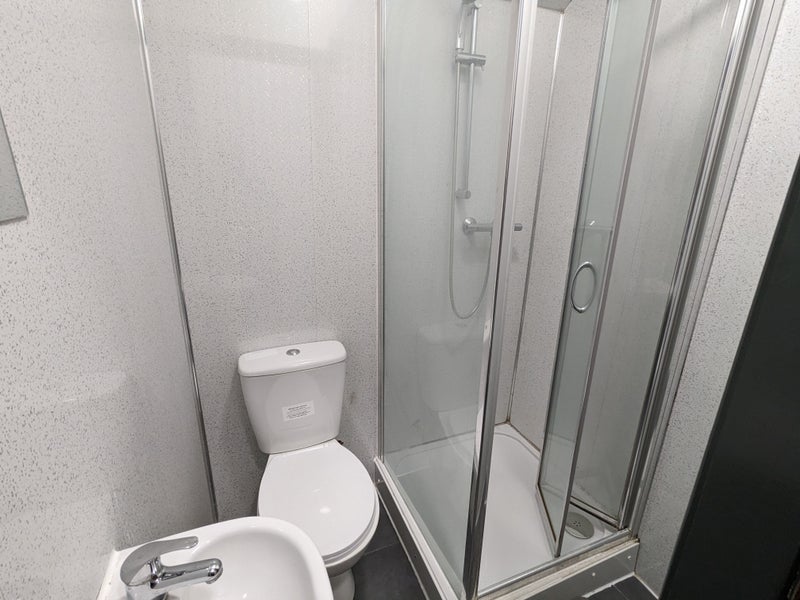 *Self Contained Studio-Gas Electric & Internet Inc - student accommodation in Telford - img_2