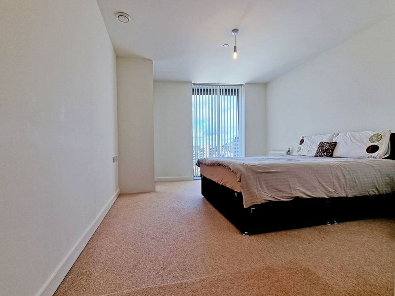 Sharing king  size room - student accommodation in Wembley - img_1