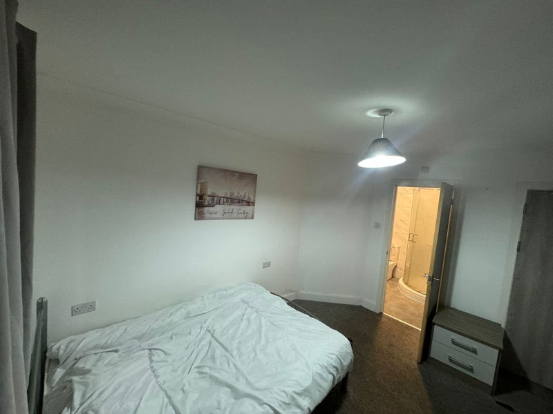 Simple Double Rooms In Uxbridge UB10 Available Now - student accommodation in Ickenham - img_7