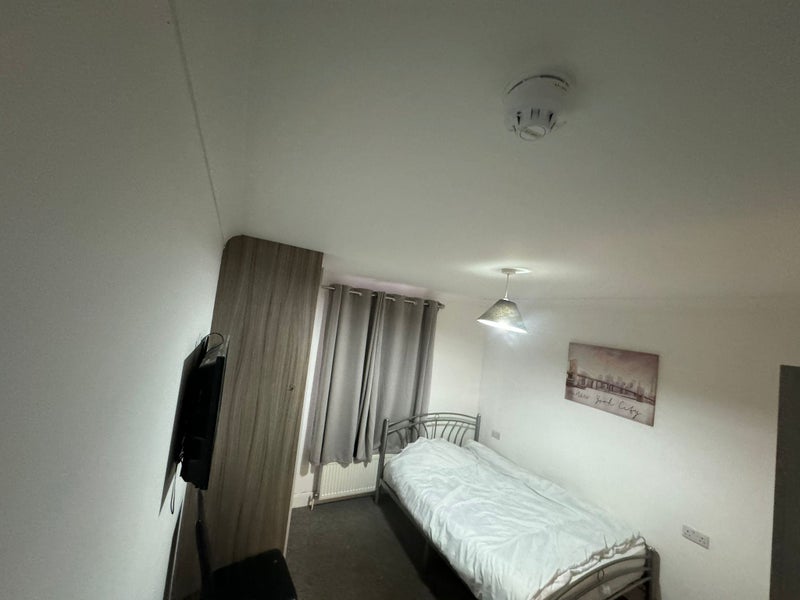 Simple Double Rooms In Uxbridge UB10 Available Now - student accommodation in Ickenham - img_6