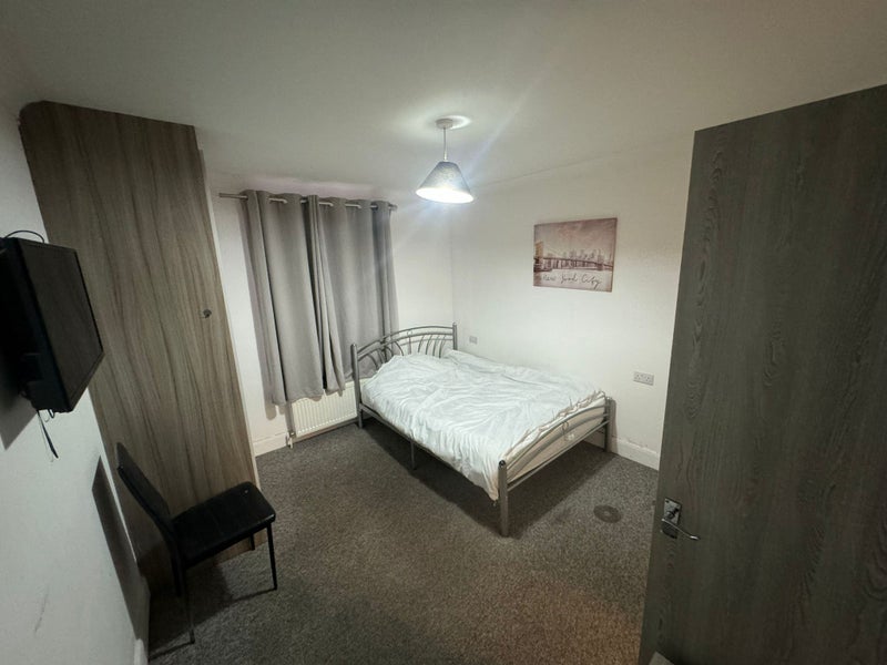 Simple Double Rooms In Uxbridge UB10 Available Now - student accommodation in Ickenham - img_9