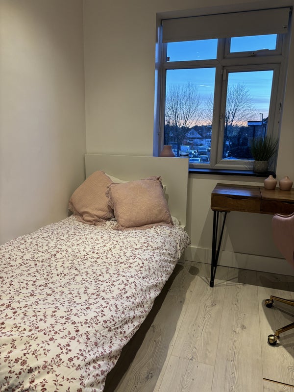Beautiful room near Romford/Gidia park station student accommodation in Gidea Park - img_4