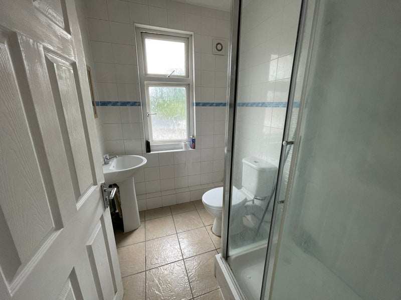 Single Room Available - student accommodation in Reading - img_2