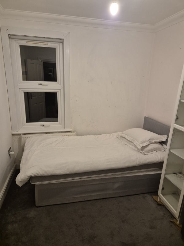 Single room available - student accommodation in Barking