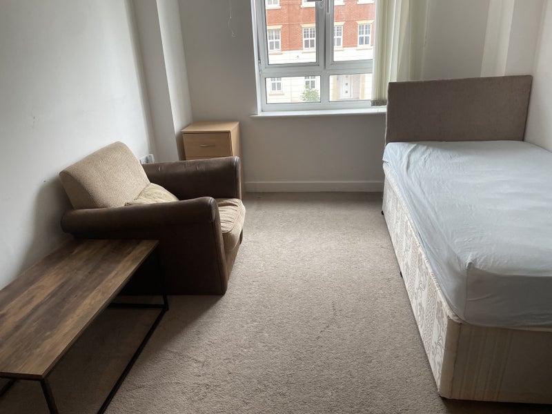 Single room for rent for females - student accommodation in Northampton - img_1