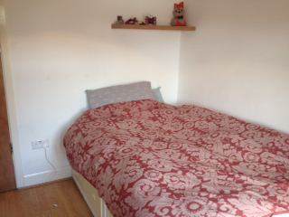 Single room w/ double bed in a friendly house - student accommodation in Stratford - img_1