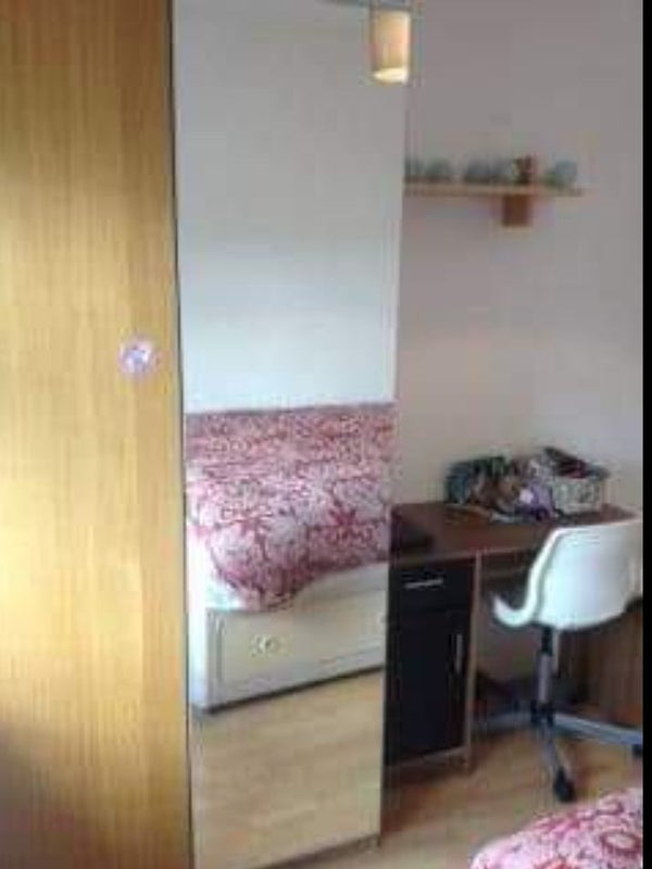 Single room w/ double bed in a friendly house - student accommodation in Stratford - img_2
