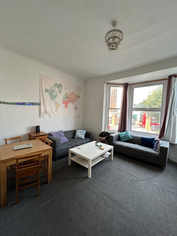 Small double room for rent in Clapham junction - student accommodation in Clapham Junction - img_1