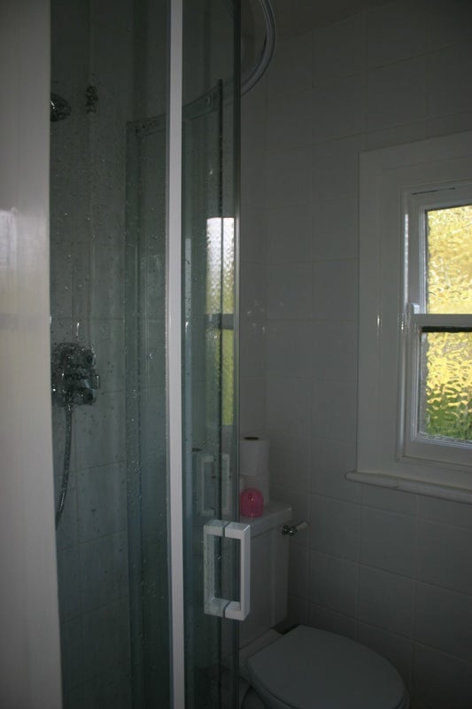 Smart double room for single  let Bagshot - student accommodation in Bagshot - img_4