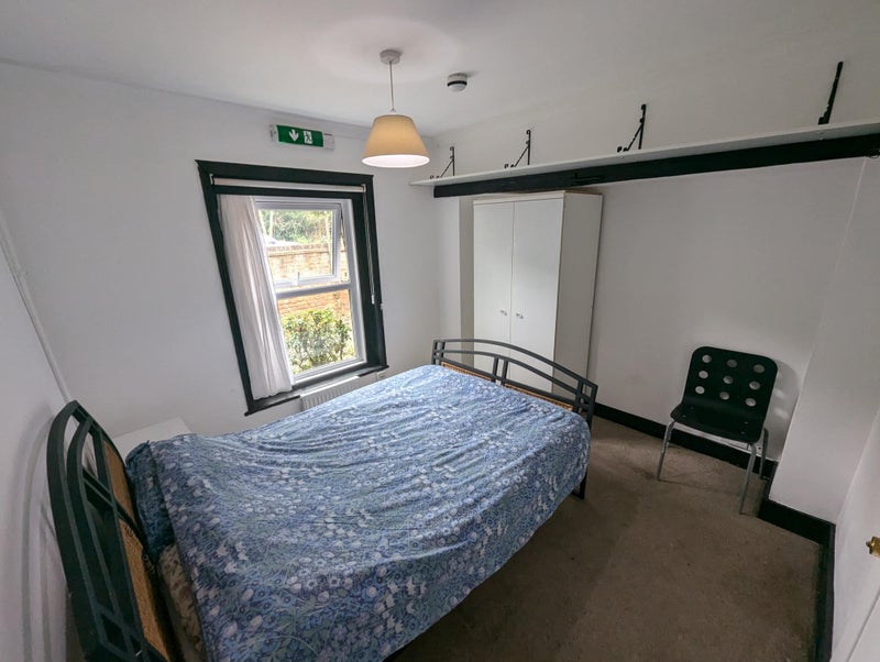 Smart double room for single  let Bagshot - student accommodation in Bagshot - img_5