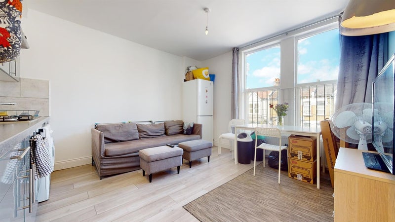 Spacious 3 Bed Flat In Kilburn with a balcony - student accommodation in Kilburn - img_7