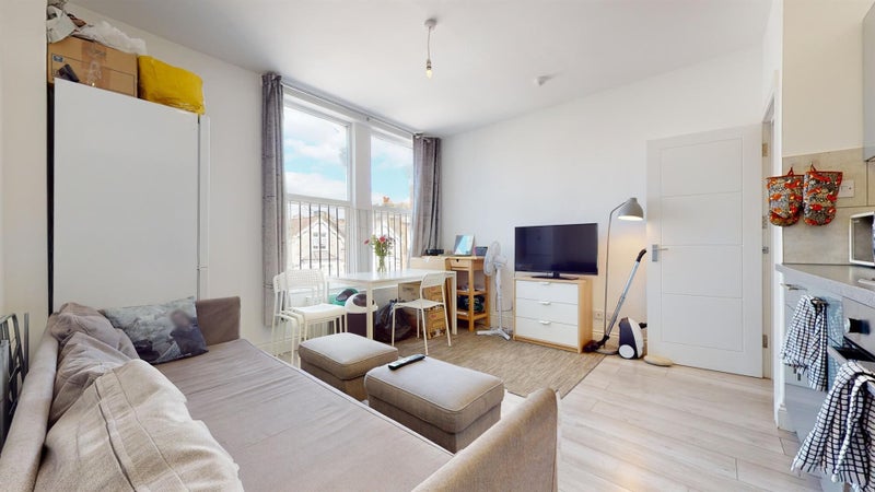 Spacious 3 Bed Flat In Kilburn with a balcony - student accommodation in Kilburn - img_8