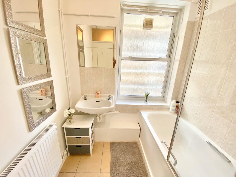 Spacious Double  Bedrom Fulham 2min  Parsons Green - student accommodation in Hammersmith and Fulham - img_6