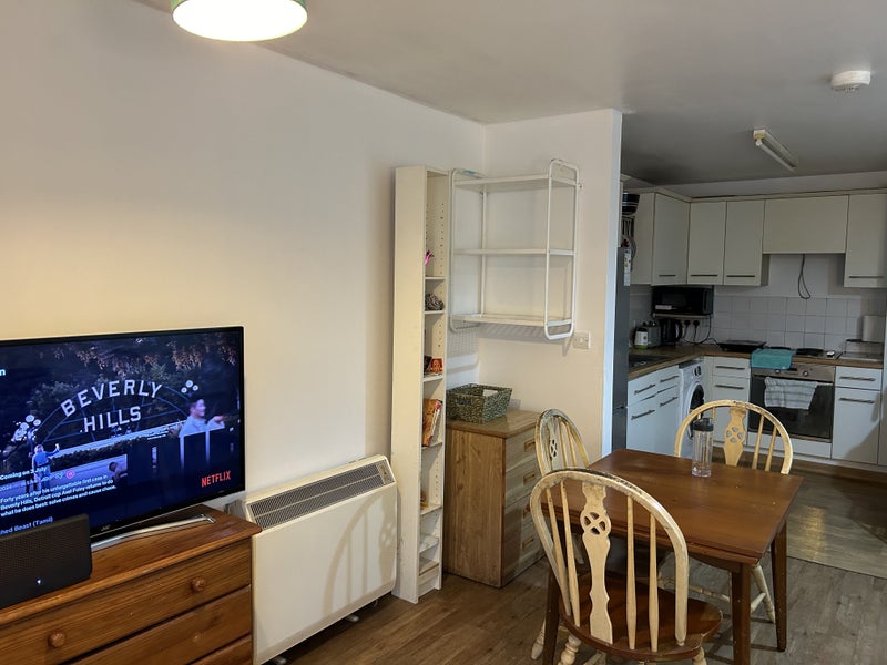 Spacious double bedroom in a 2 bed flat - student accommodation in Homerton - img_5