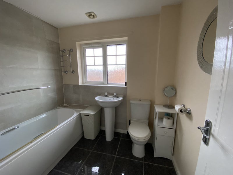 Spacious Double Room available in a quite estate - student accommodation in Cambuslang - img_1