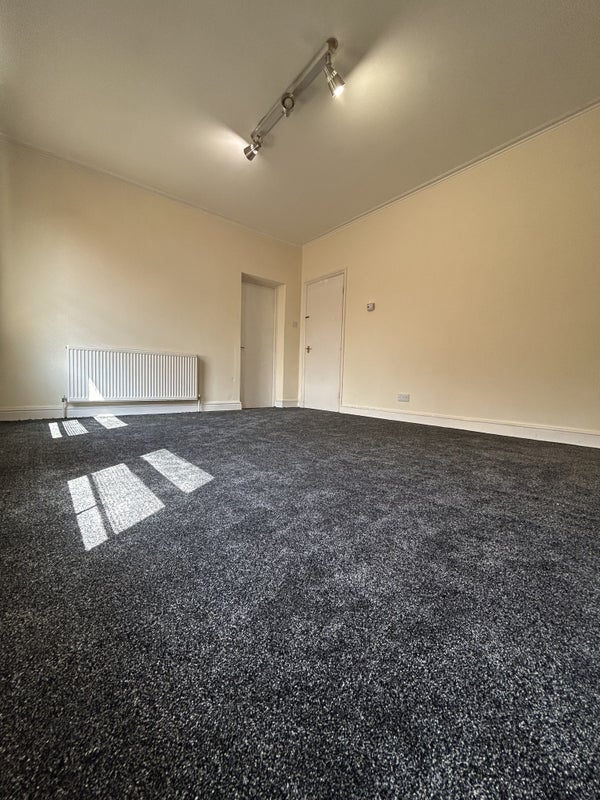 Large Double room available in 3 bed house student accommodation in East Croydon - img_1