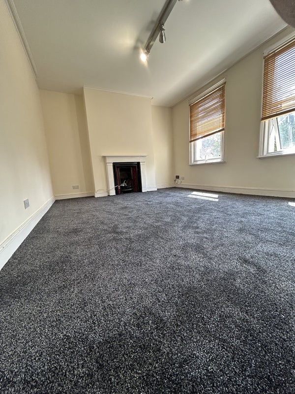 Large Double room available in 3 bed house student accommodation in East Croydon - img_2