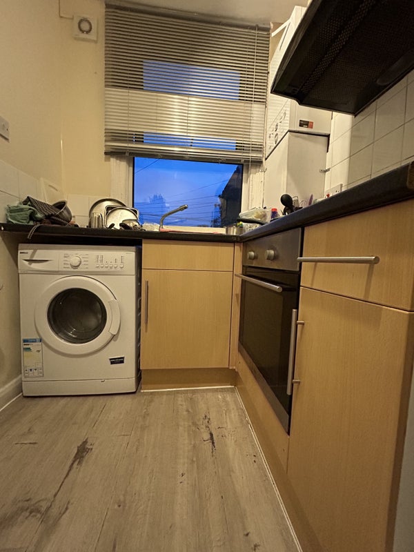 Large Double room available in 3 bed house student accommodation in East Croydon - img_3