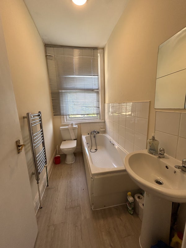 Large Double room available in 3 bed house student accommodation in East Croydon - img_4