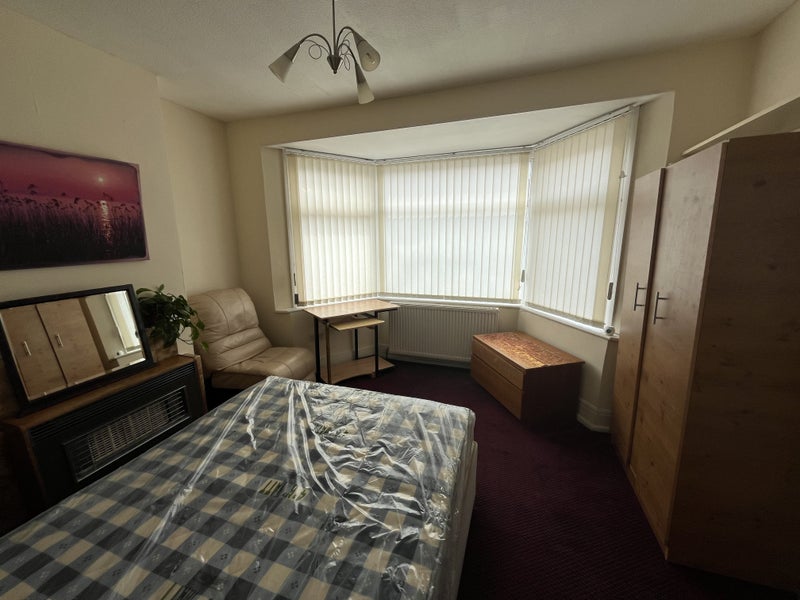 Spacious double room available - student accommodation in Greenford